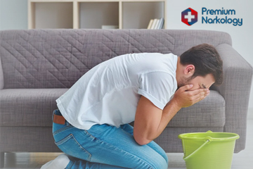 Мужчина испытывает тошноту после алкоголя